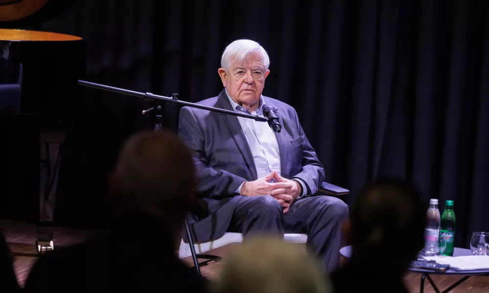 Ljubljana, Kazina Jazz Club.Pogovor SD Ljubljana z naslovom Komu bi zares koristila velika koalicija?.Nekdanji predsednik republike Milan Kucan.