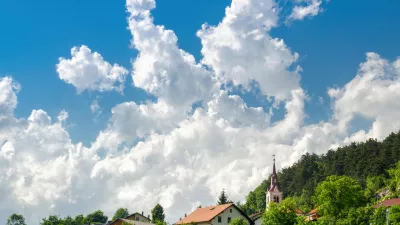 Nekaj več sonca naj bi bilo na zahodnem delu države. Fotografija je simbolična in je nastala pri Postojni. / Foto: Istock