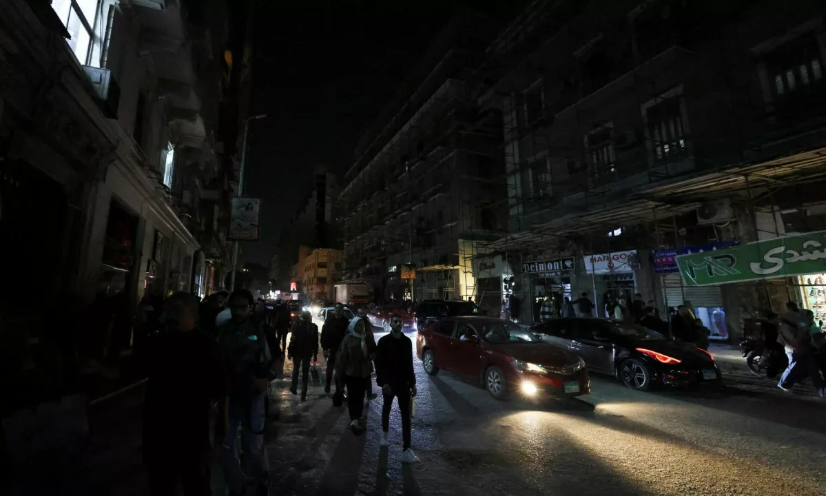 Zaradi paničnega kupovanja goriva avstralska zvezna država državljanom poklanja mesec dni brezplačnega prevoza, medtem ko je Egipt zaradi bližnjevzhodnega konflikta prisiljen v nočno zapiranje nakupovalnih središč.