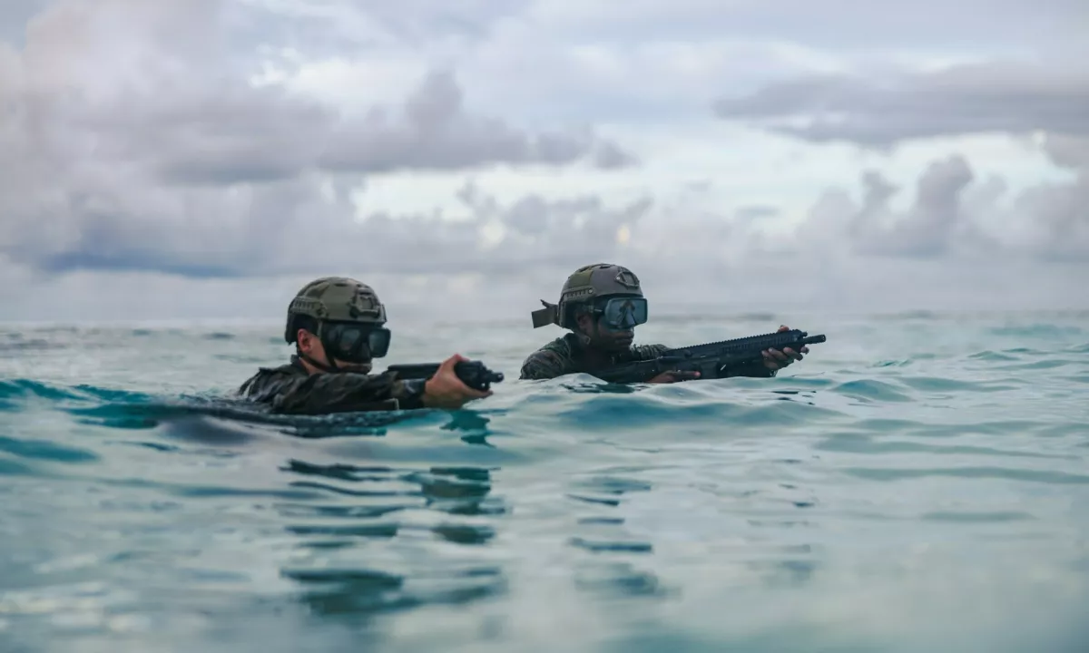 Kljub začetnemu oklevanju Bele hiše se ameriške sile na Bližnjem vzhodu pospešeno krepijo. Washington Post razkriva podrobnosti tvegane operacije za nadzor nad iransko nafto.