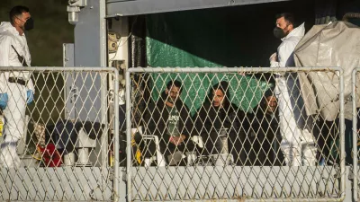 Prizor z ladje, ki je leta 2024 v Albanijo pripeljala prve migrante iz Italije.