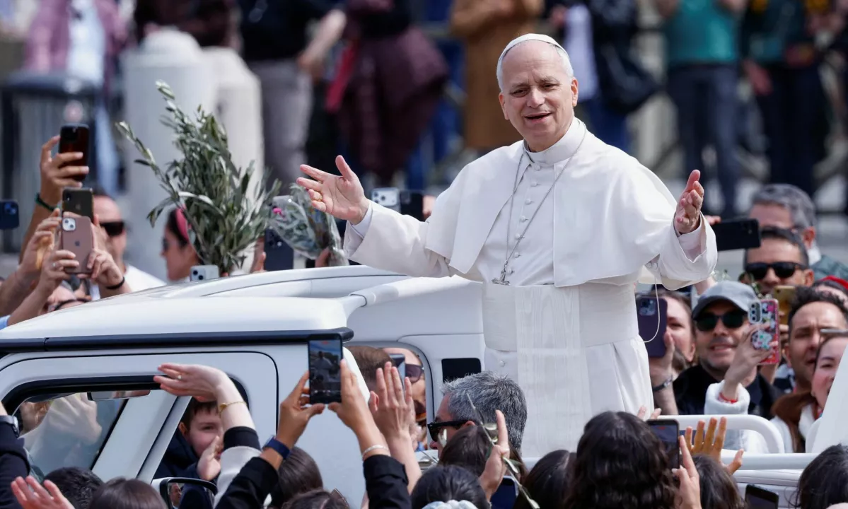 Na trgu se je zbralo več deset tisoč vernikov, papež pa jim je med drugim dejal, da Bog zavrača molitve voditeljev, ki začenjajo vojne, poročajo tuje tiskovne agencije.