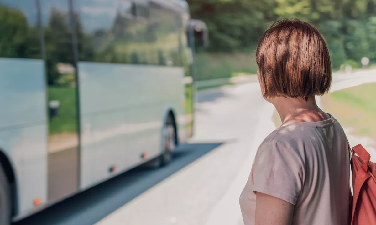 Pri vzvratni vožnji je trčil v objekt in kljub poškodovani deklici ter razbitemu zadnjemu steklu vožnjo nadaljeval.