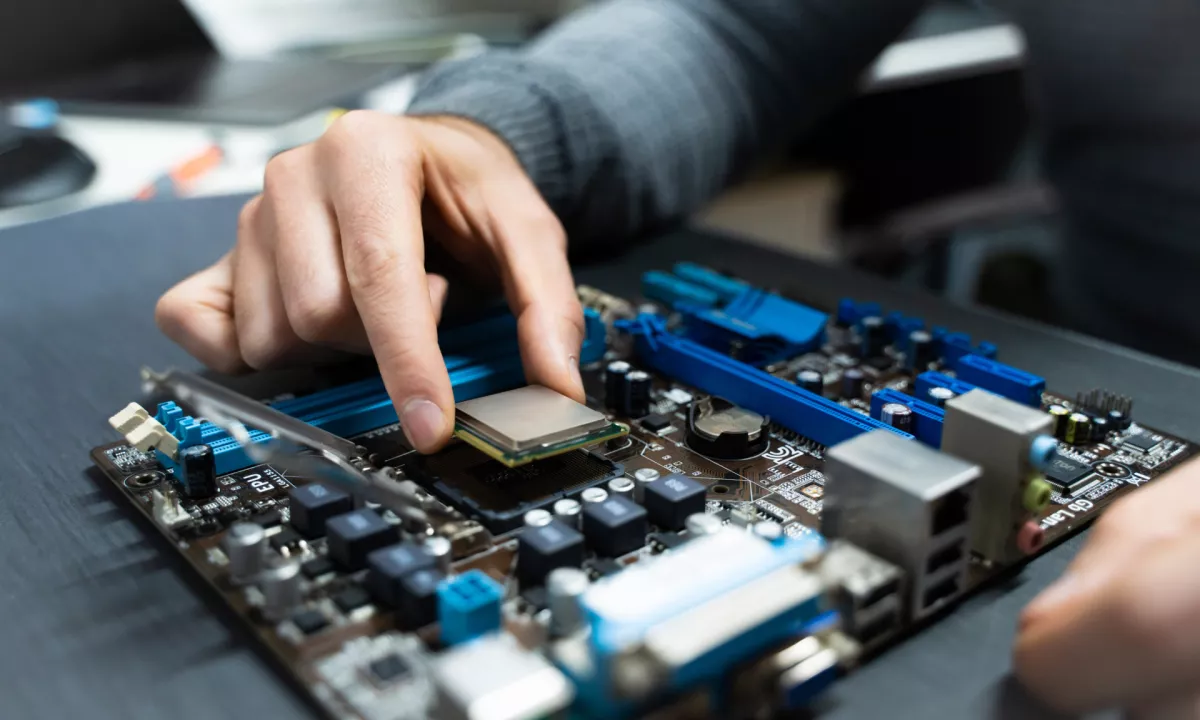 Vaš računalnik vsebuje dragocene materiale, a pot do njih zahteva visoko tehnologijo, ne domače garaže.