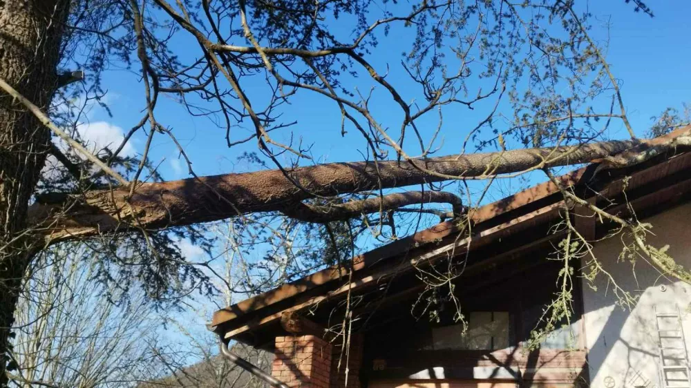 Cerkno.Na obmocju gasilske zveze Cerkno mocan veter poskodoval objekte.Foto: Gasilska zveza Cerkno