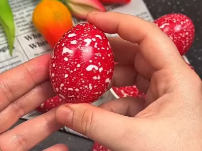 S samo tremi osnovnimi sestavinami do čudovitih marmornatih pirhov. Foto: posnetek zaslona 