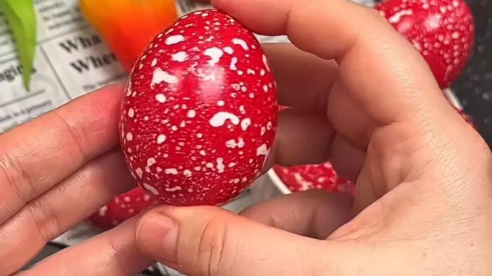 S samo tremi osnovnimi sestavinami do čudovitih marmornatih pirhov. Foto: posnetek zaslona 