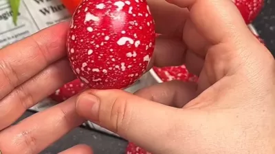 S samo tremi osnovnimi sestavinami do čudovitih marmornatih pirhov. Foto: posnetek zaslona 