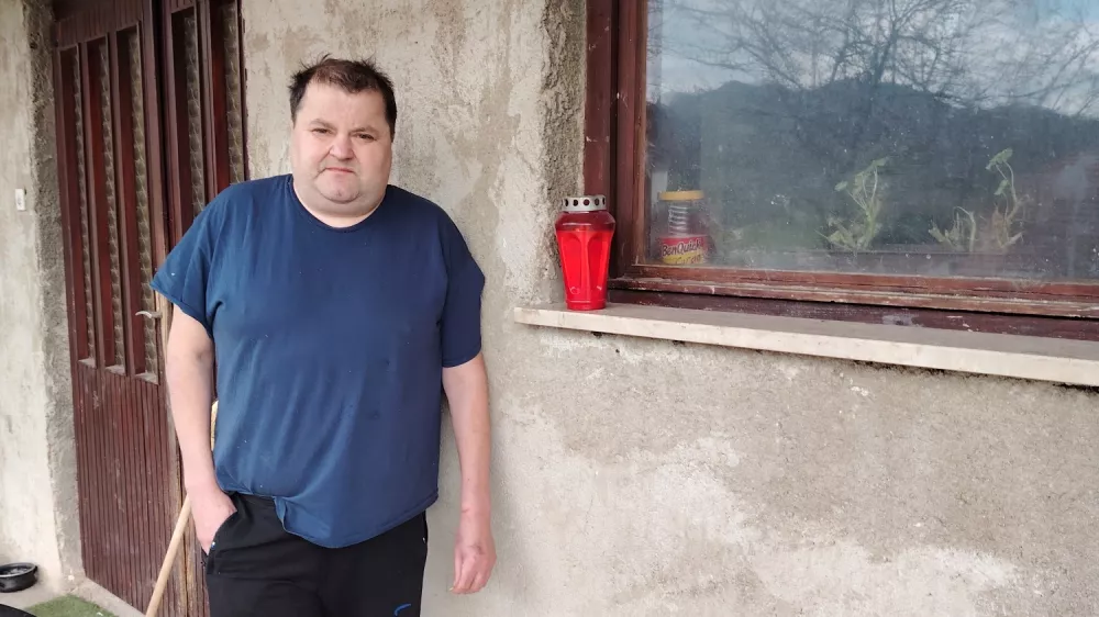 Pred dvema letoma že zažgal hlev, tokrat s sekiro umoril mamo