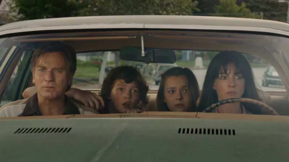 The End of Oak Street, Foto: Warner Bros. Pictures,Anne Hathaway, Ewan McGregor