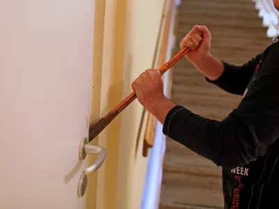 - simbolična fotografija - vlomilec - vlomi v stanovanja ali stanovanjske hi&scaron;e - tatovi - vandalizem - objestnost - uničevanje tuje lastnine - kaznivo dejanje - vlom - vlamljanje - dleto - "pajser" //FOTO: Bojan Velikonja