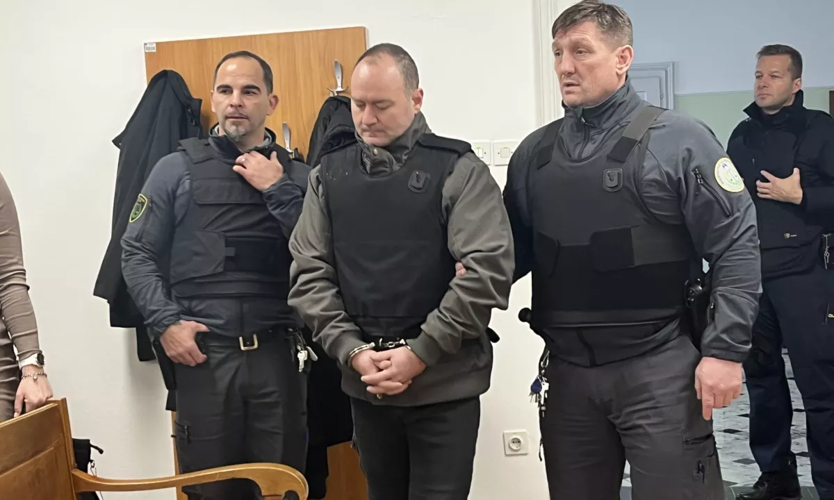 Pred dvema letoma je Tomaž Arklinič po praznovanju obletnice poroke svojo ženo Sabino, mamo štirih otrok, odpeljal na odročno poljsko pot, kjer ju je čakala njegova ljubica.