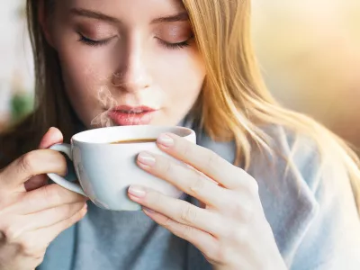 Znanstveniki opozarjajo, da ključ do uspeha leži v zmernosti. Pretiravanje s kofeinom lahko namreč prinese negativne stranske učinke, kot so nespečnost ali povi&scaron;an krvni tlak. / Foto: Getty Images