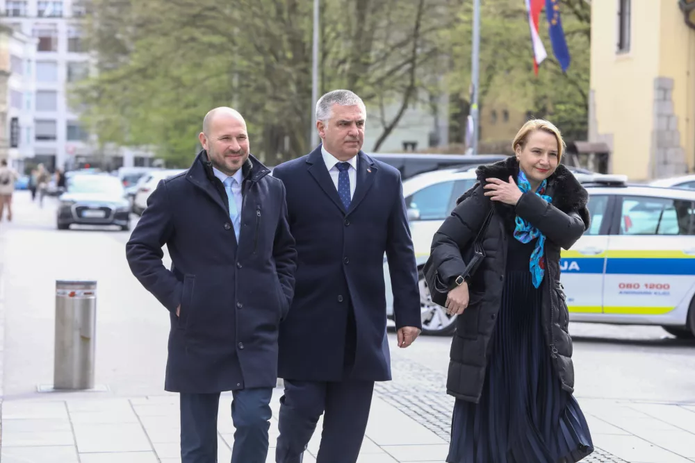Jernej Vrtovec, Marko Lotrič, Tina Bregantkoalicija NSi, SLS in Fokus Marka Lotriča Jerneja Vrtovca30.3.2026 - Predsednica republike Nata&scaron;a Pirc Musar bo v uradu predsednice (Erjavčeva 17) na neformalne pogovore sprejela predsednico in predsednike strankFoto: Luka Cjuha