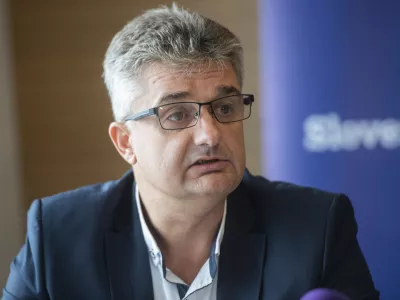 Ljubljana, Radisson Blu Plaza.Izjava SBC - Kluba slovenskih podjetnikov za medije, na kateri so predstavili besedilo odprtega pisma politicnim predstavnikom v Sloveniji v bran Igorju Akrapovicu in vsem, ki se zavzemajo za podjetno, demokraticno in svobodno Slovenijo.Izvrsni direktor SBC Goran Novkovic.