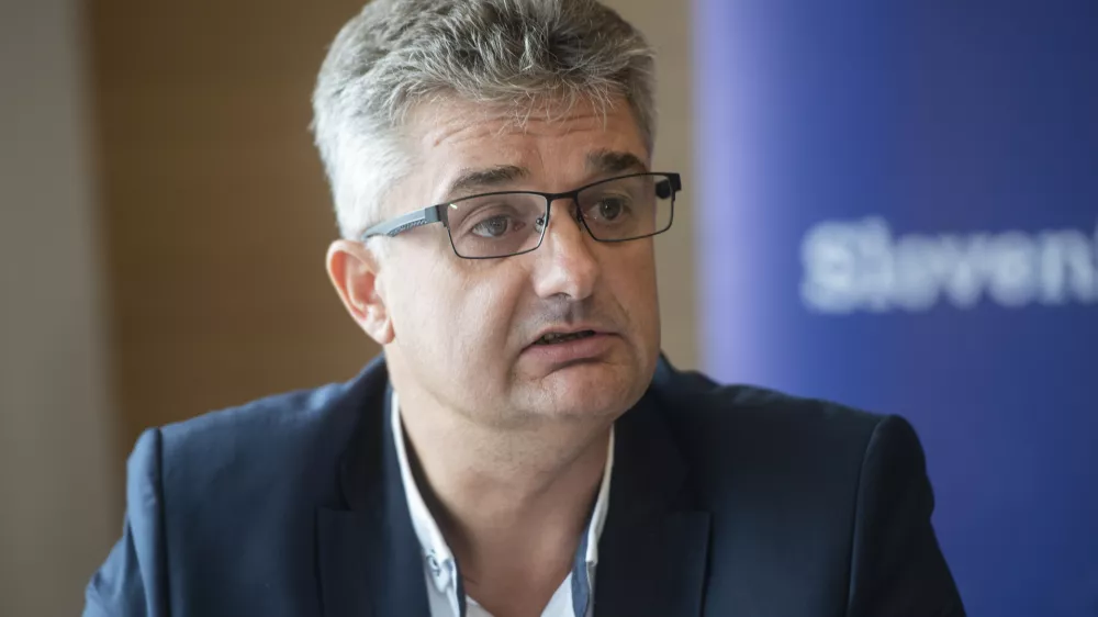 Ljubljana, Radisson Blu Plaza.Izjava SBC - Kluba slovenskih podjetnikov za medije, na kateri so predstavili besedilo odprtega pisma politicnim predstavnikom v Sloveniji v bran Igorju Akrapovicu in vsem, ki se zavzemajo za podjetno, demokraticno in svobodno Slovenijo.Izvrsni direktor SBC Goran Novkovic.