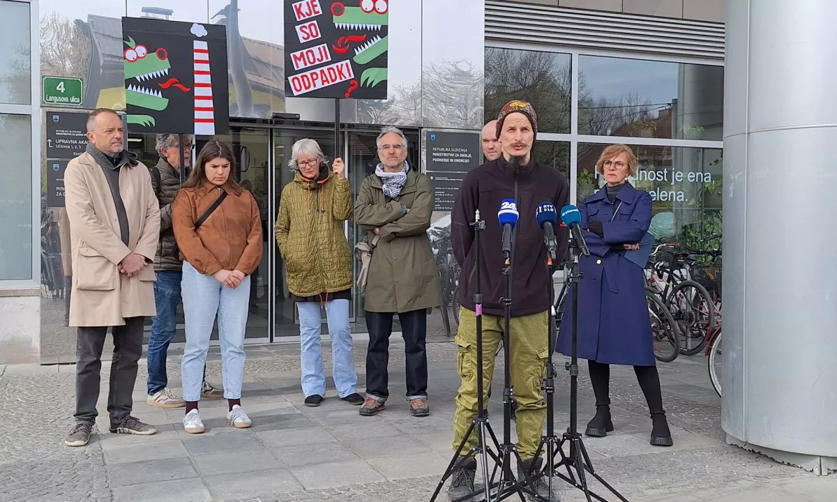 Več civilnih iniciativ in posameznikov se je povezalo v koalicijo, ki jo druži nestrinjanje z odločitvijo, da je za reševanje problema odpadkov najboljša rešitev gradnja sežigalnic.