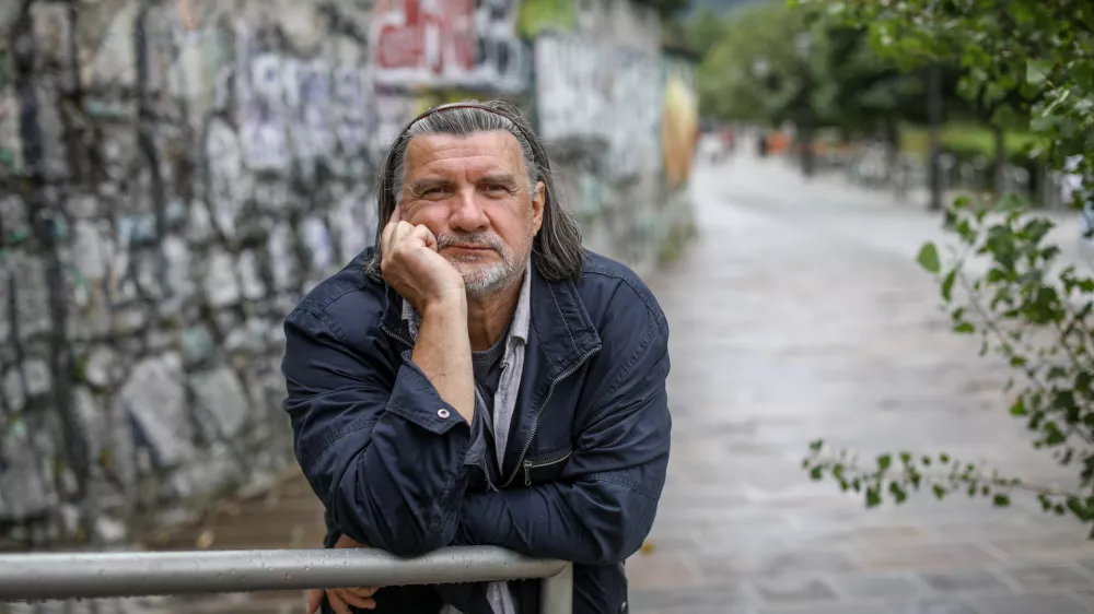 Od salona do žive teorije