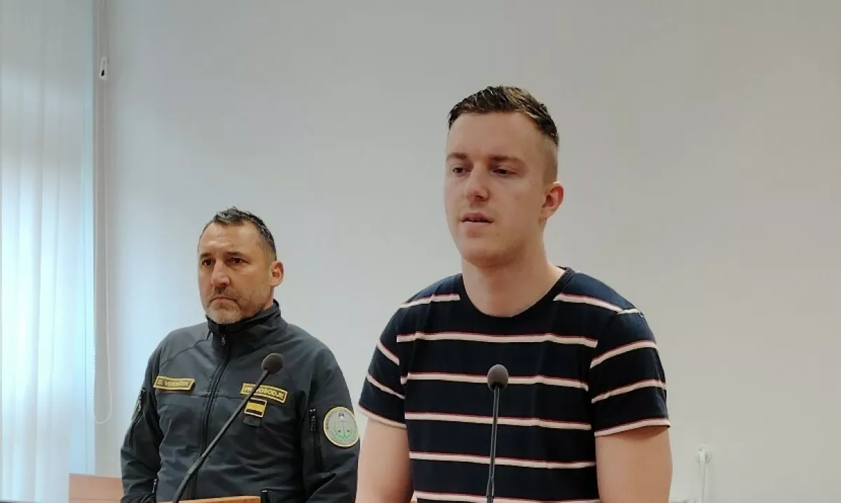 Vida Ošepa, ki je septembra lani v zgodnjih jutranjih urah z nožem večkrat zabodel mlajšega brata, so na sodišču obsodili na poltretje leto zaporne kazni.