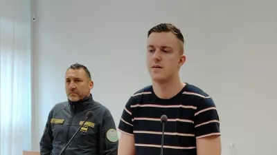 Dve leti in pol zapora: brata z nožem napadel v postelji