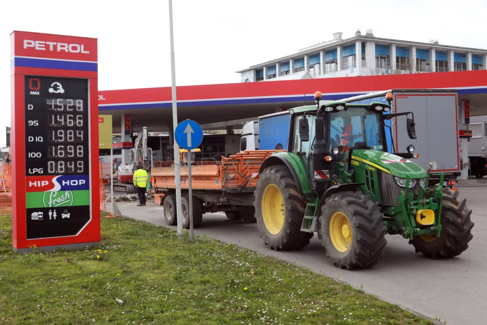 Cene naftnih derivatov zunaj avtocest v torek močno navzgor