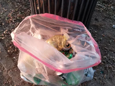 Jutranji sprehajalci pobrali smeti, ki so ostale za četrtkovimi navijači nogometne tekme v Stožicah. F Vesna Levičnik