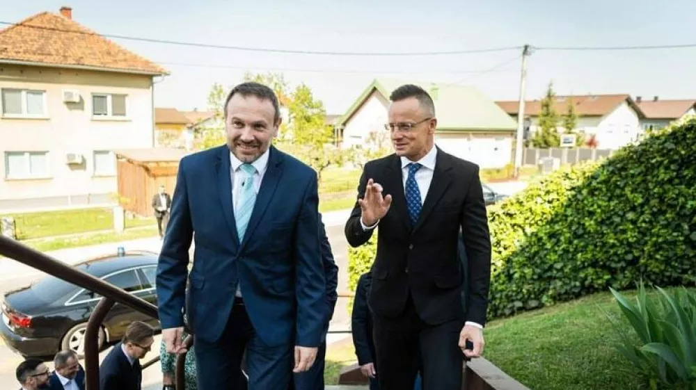 Ferenc Horvath in Peter SzijartoFerenc Horvath in Peter Szijjarto na fotografiji, ki jo je ob čestitki Horvathu na družbenem omrežju objavil Szijjarto. Peter Szijjarto/Facebook