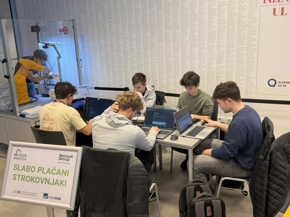 Ekipa, ki je pri izzivu pri&scaron;la najdlje, je takole stikala glave nekaj ure pred koncem dogodka. / Foto: Matjaž Terzič