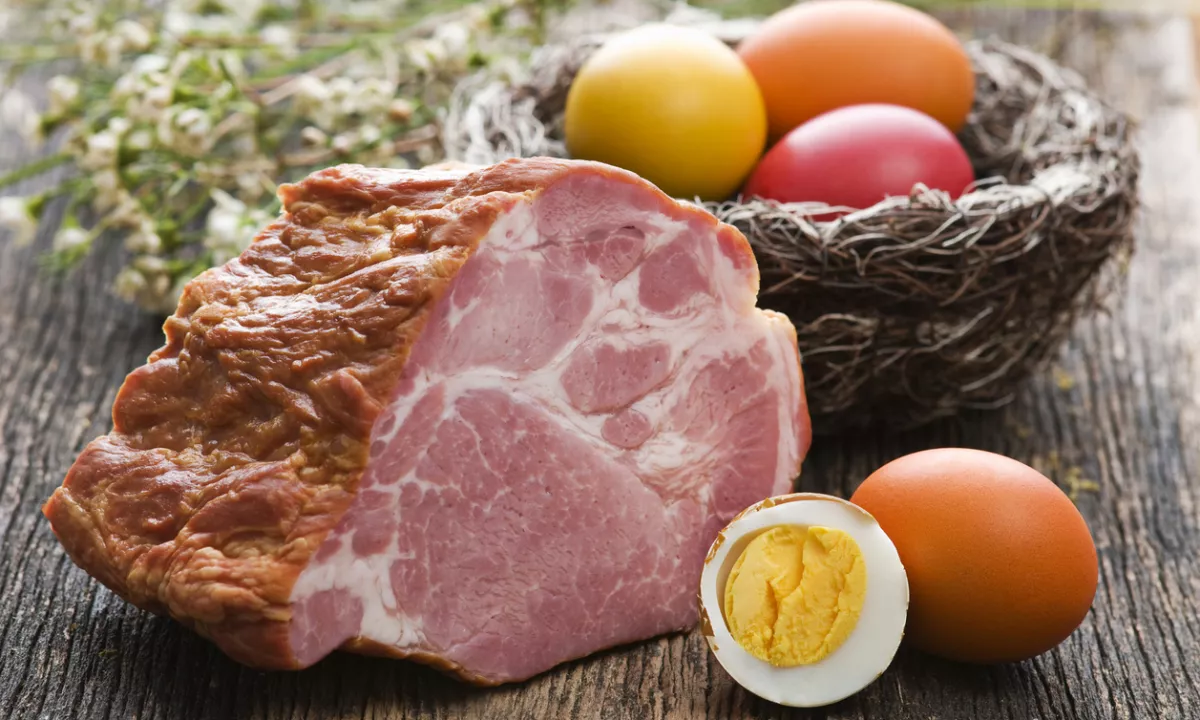 Odkrijte skrivnosti za najbolj sočno in mehko praznično šunko, ki se bo topila v ustih – in preprost trik, ki ga morda še ne poznate!