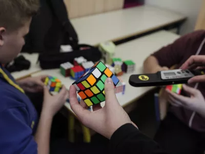 - 20.12.2014 - državno prvenstvo v hitrostnem re&scaron;evanju Rubikove kocke - rubikova kocka  //FOTO: Luka Cjuha.
