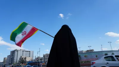 A woman waves an Iranian flag during a campaign in support of the government at the Enqelab-e-Eslami, or Islamic Revolution, square in downtown Tehran, Iran, Monday, March 30, 2026. (AP Photo/Vahid Salemi) / Foto: Vahid Salemi