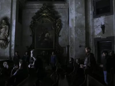 - simboličan fotografija - cerkev - verniki- 27.05.2015 - Mednarodni festival Svetlobna gverila 2015 na temo V temi kot integralni del svetlobe - otvoritev festivala  ///FOTO: Jaka Gasar / Foto: Jaka Gasar