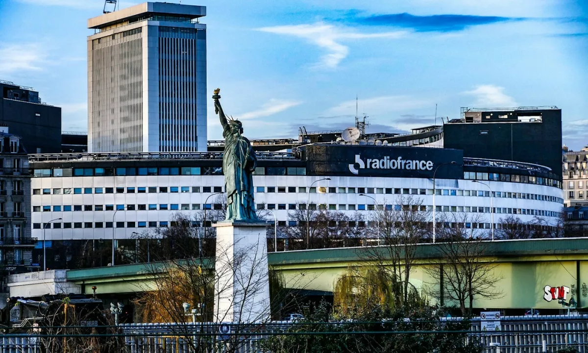 Skrajno desni politiki po Evropi uporabljajo podobne strategije predvsem proti javnim, a tudi zasebnim medijem in njihovim novinarjem.