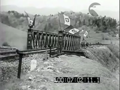 Italijani so namesto mosta, ki ga jena Rakeku poru&scaron;ila umikajoča se jugoslovanska armada, zgradili začasnega železnega in ga okrasili z zastavami. Vir Stare slike: 1941 Rakek &ndash; Prvi vlak za&nbsp;Ljubljano 12. 09. 2014 / Foto: Picasa