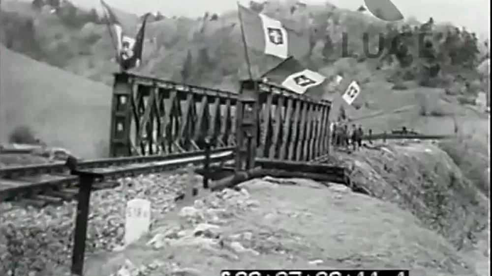 Italijani so namesto mosta, ki ga jena Rakeku poru&scaron;ila umikajoča se jugoslovanska armada, zgradili začasnega železnega in ga okrasili z zastavami. Vir Stare slike: 1941 Rakek &ndash; Prvi vlak za&nbsp;Ljubljano 12. 09. 2014 / Foto: Picasa