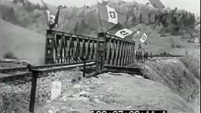 Italijani so namesto mosta, ki ga jena Rakeku poru&scaron;ila umikajoča se jugoslovanska armada, zgradili začasnega železnega in ga okrasili z zastavami. Vir Stare slike: 1941 Rakek &ndash; Prvi vlak za&nbsp;Ljubljano 12. 09. 2014 / Foto: Picasa