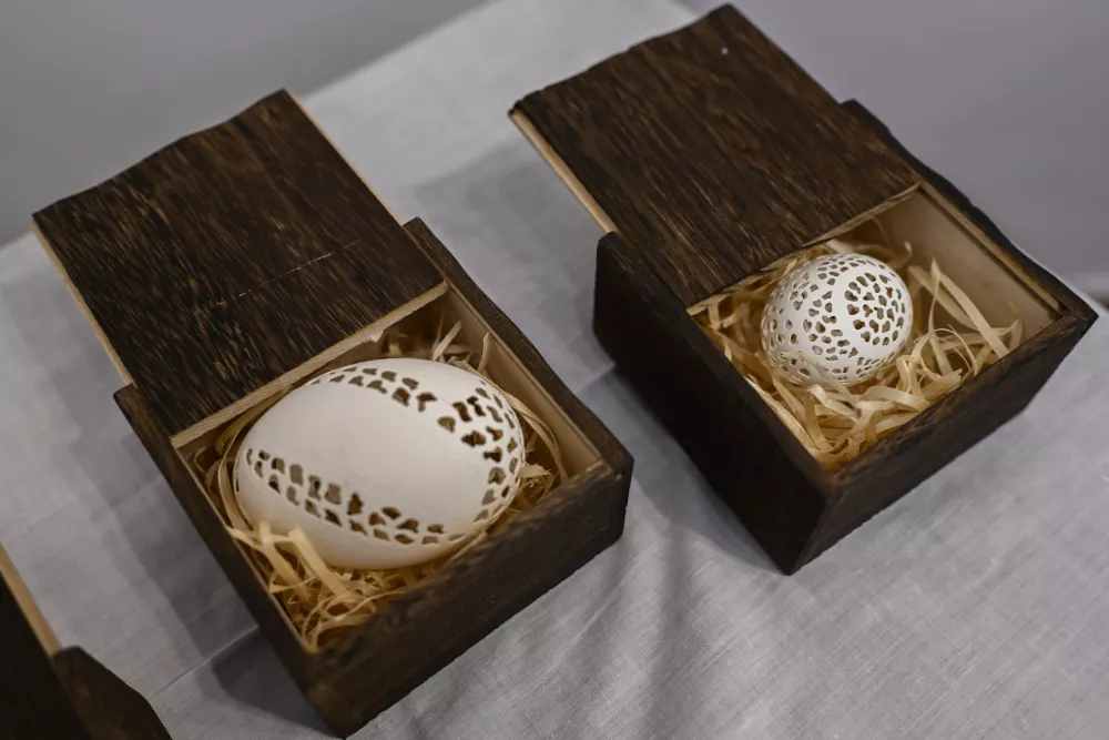 Iz jajčnih lupin potrpežljivo ustvarja krhke umetnine