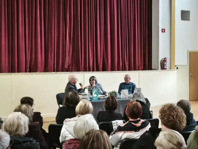 Sveti Anton, zadruzni dom.V Svetem Antonu pri Kopru je v polnem zadruznem domu potekal pogovor z umetnico Svetlano Makarovic.