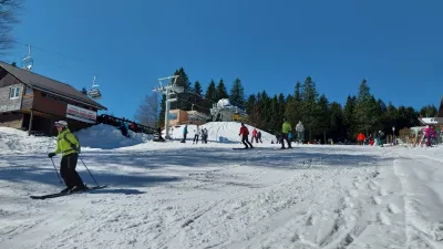 Sobotno spomladansko smuko je na Arehu izkoristilo okoli 1500 smučarjev. 