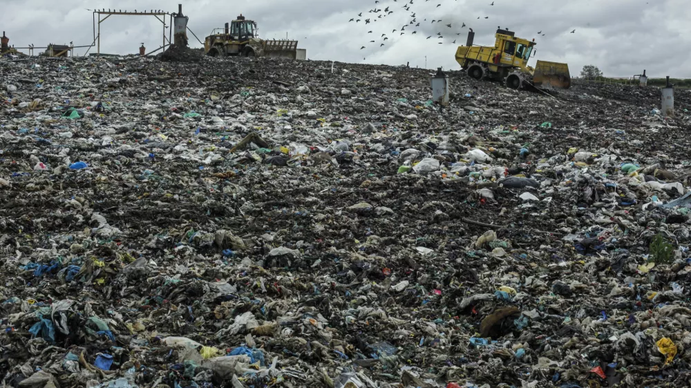 - Deponija Barje 2013 - ljubljansko odlagali&scaron;če nenevarnih komunalnih odpadkov - smeti&scaron;če - dan odprtih vrat SNAGA- prikazali sistem zbiranja in ravnanja z odpadki; Cesta dveh cesarjev - smeti&scaron;če    //FOTO: Jaka Gasar
