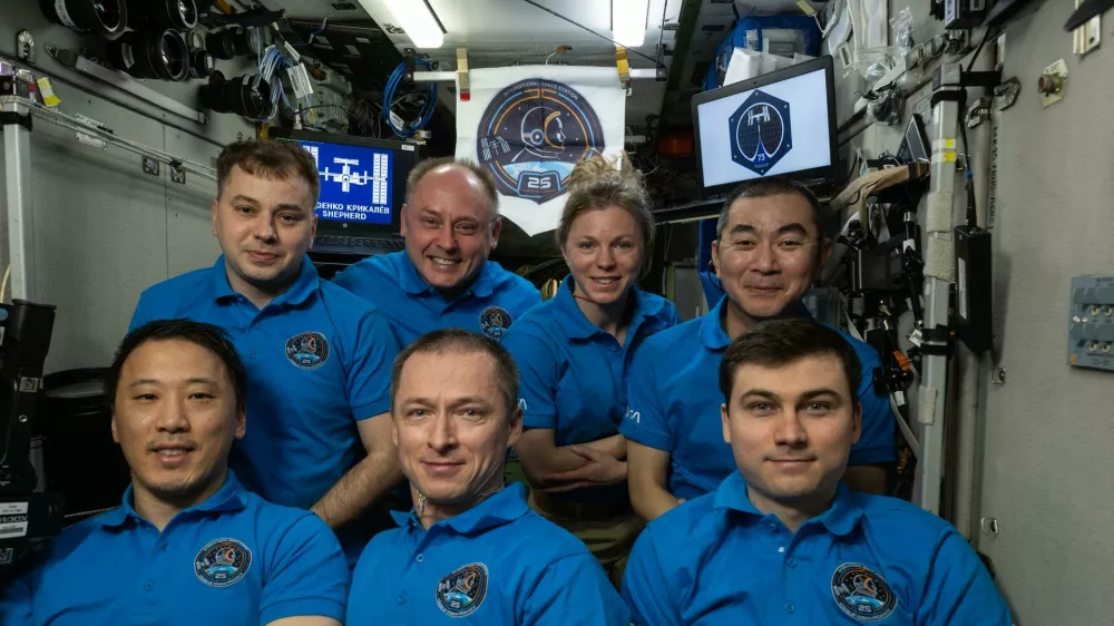 Spodaj iz leve: Jonny Kim, poveljnik Sergej Rižikov, Aleksej Zubritski, zadaj iz leve Oleg Platonov, Mike Fincke, Zena Cardman in Kimija Yui. Foto: Nasa