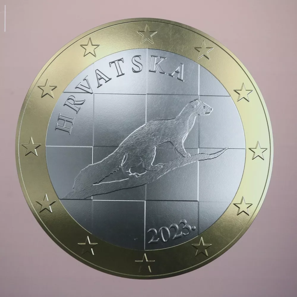 04.02.2022., Zagreb - Guverner Hrvatske narodne banke (HNB) Boris Vujcic dodijelio je nagrade autorima najuspjesnijih dizajnerskih rjesenja hrvatskih eurokovanica. Nagradjeni dizajner kovanice od 1 eura, Stjepan Pranjkovic za dizajn Zivotinja kuna sa sahovnicom u pozadini. Photo: Igor Kralj/PIXSELL