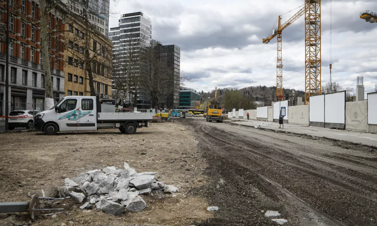 Trenutno na ljubljanskih cestah poteka več prenov, najhujši zastoji pa nastajajo na Trgu OF in ob Barjanski cesti. Ponekod bodo dela kmalu končali.