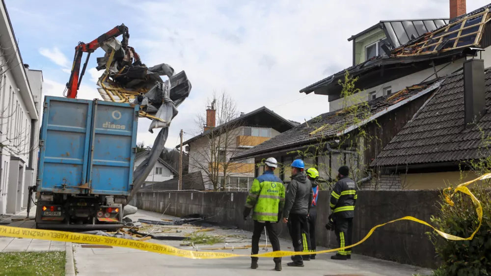 streha občina Naklo 27.3.2026 - Vetrolom - močan veter - rdeči alarmFoto: Luka Cjuha