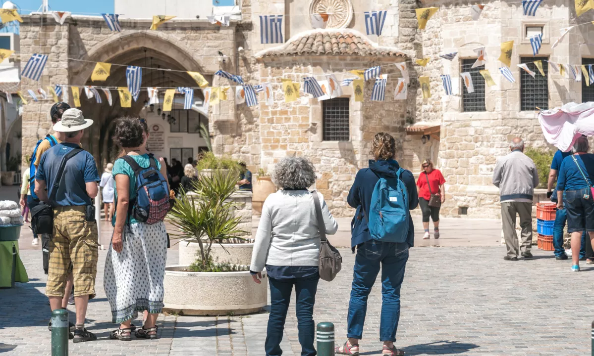 Ciper, ki je običajno v času velikonočnih praznikov poln turistov, se sooča s hudo krizo.