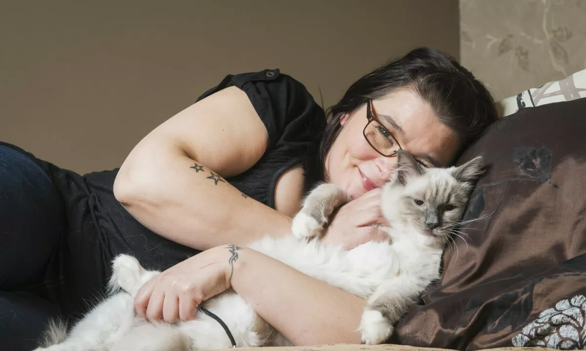 Odločitev, da mački dovolimo spanje v svoji postelji, je izjemno razširjena praksa, ki izvira iz globoke čustvene vezi med ljudmi in hišnimi ljubljenčki.