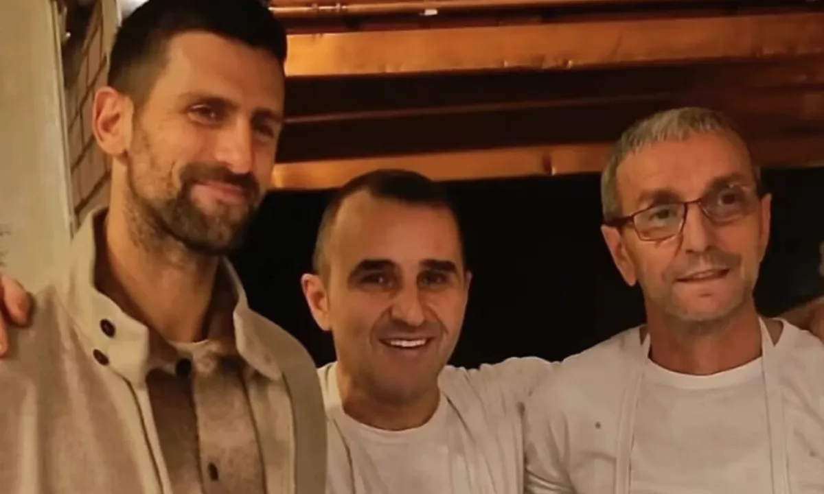 Novak je naročil porcijo čevapčičev s kajmakom in brez čebule.