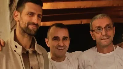 Novak Đoković med obiskom čevabdžinice Željo v Sarajevu. F instagram