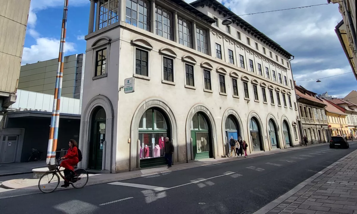 Biserček za vse, ki ne marajo nakupovalnih središč: zadnja trgovina nekdanjega Centromerkurja, prodajalna konfekcije Biserka III, je nostalgija, ki domuje v prepoznavnem Plečnikovem Pegleznu.