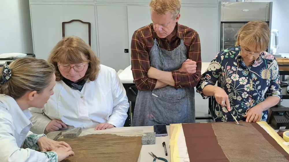 Restavriranje, ki pripoveduje o življenju admirala Hausa in japonskega paravana